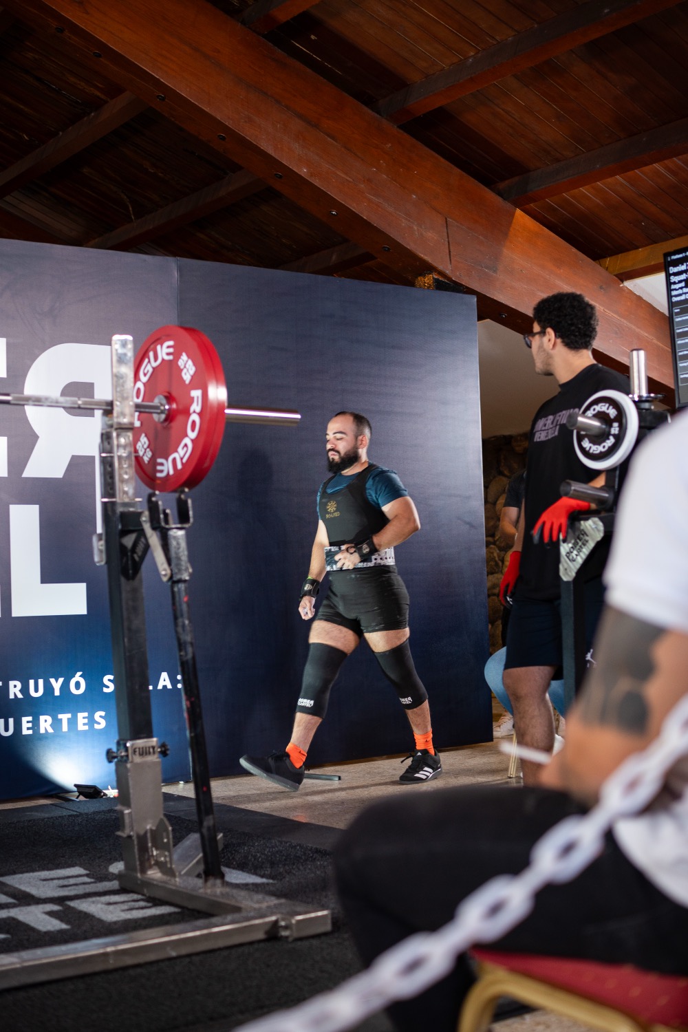 Atleta de WRPF Venezuela preparando un intento de Sentadilla en competencia.